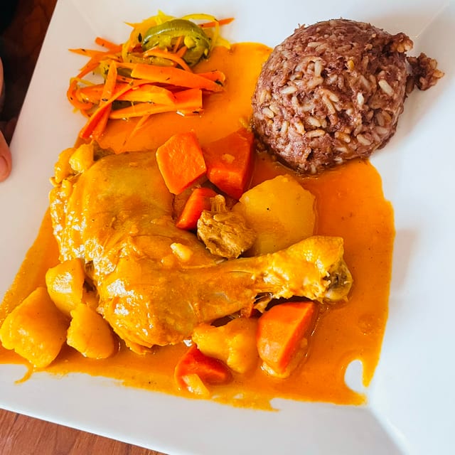 Pollo Guisado.